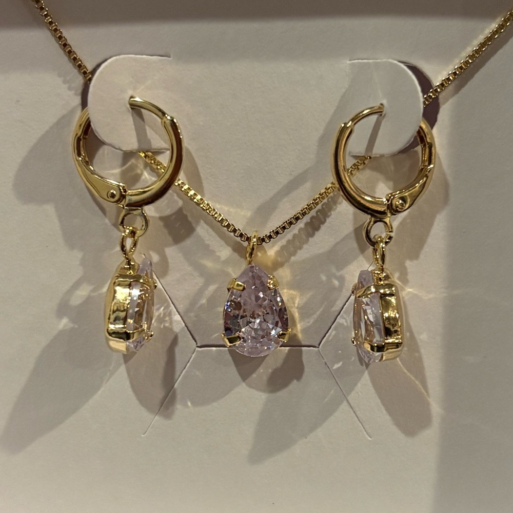 gold necklace and earrings